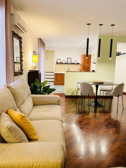 Apartment Re Gallo Luxury Plebiscito In Via Chiaia Naples